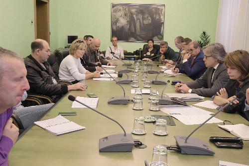 L'incontro a Trieste nella sede del Consiglio regionale sulla crisi del Gruppo Kipre con gli assessori Sergio Emidio Bini (Attività produttive) e Alessia Rosolen (Lavoro) e  i rappresentanti dei lavoratori